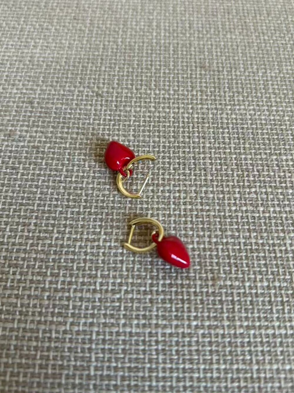 Roxanne Assoulin The Itsy Bitsy Heart Earrings Red - Picture 3 of 3